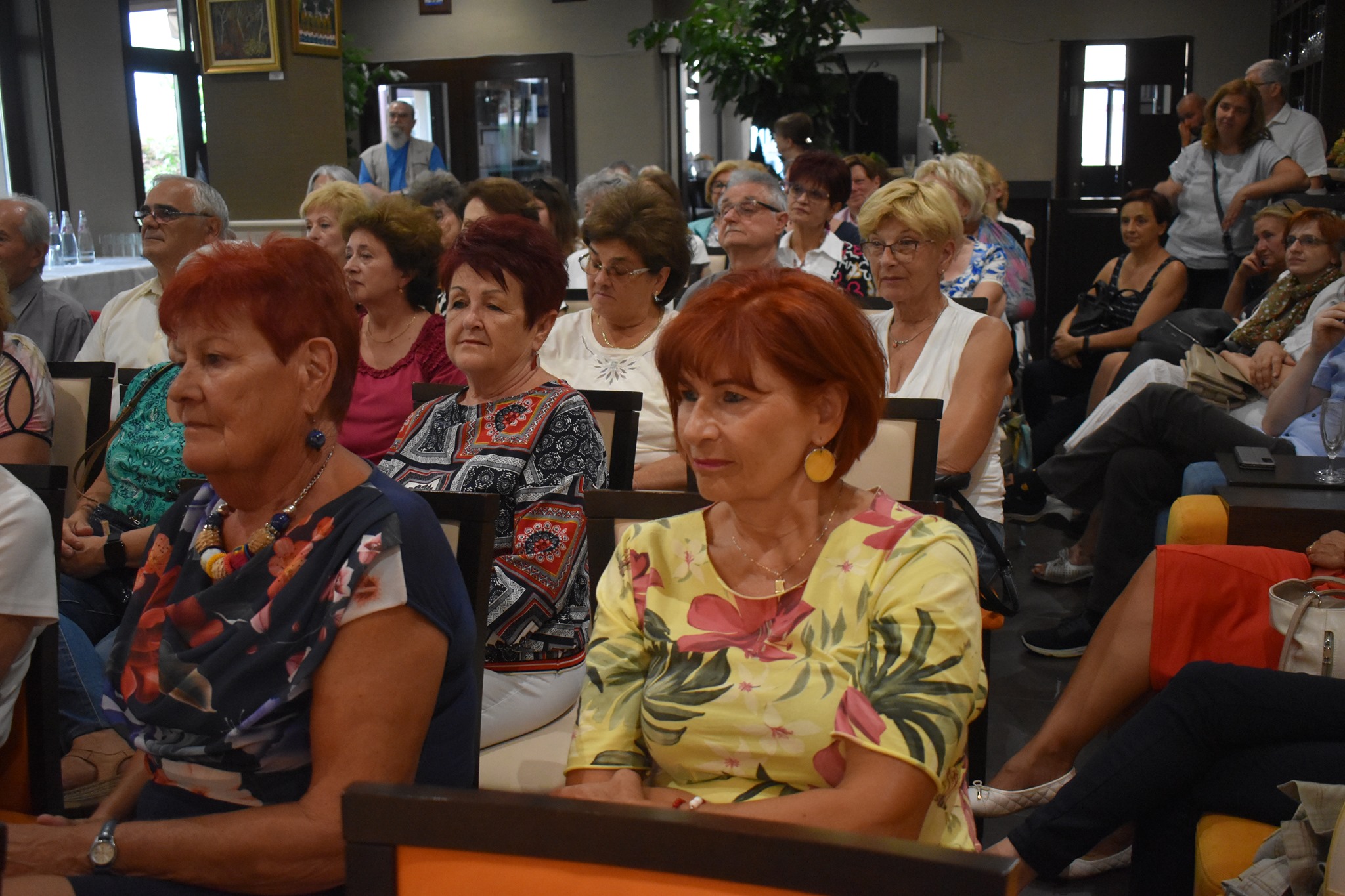 KECSKEMÉTI SZALON 6